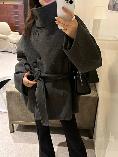 Charlene Hoge Kraag Jas