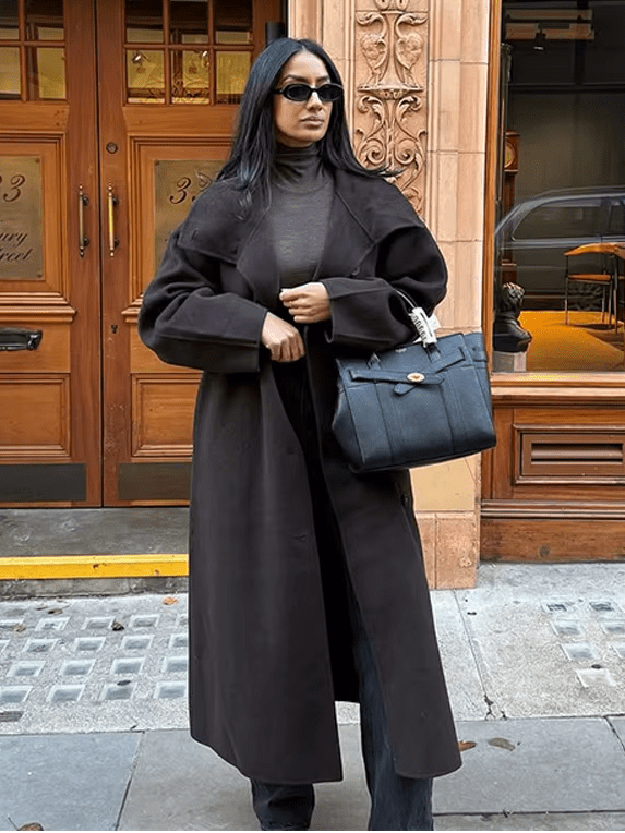 Sheryl Lange Jas met Opstaande Kraag en Ceintuur