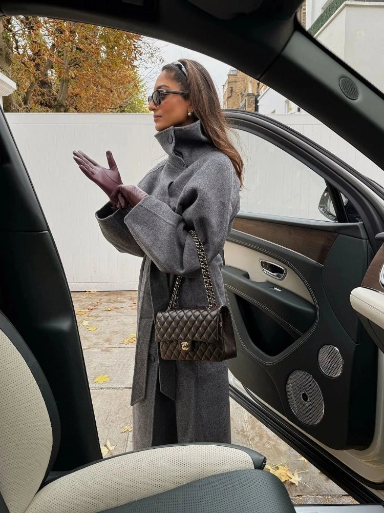 Sheryl Lange Jas met Opstaande Kraag en Ceintuur