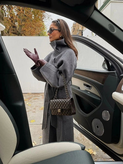 Sheryl Lange Jas met Opstaande Kraag en Ceintuur