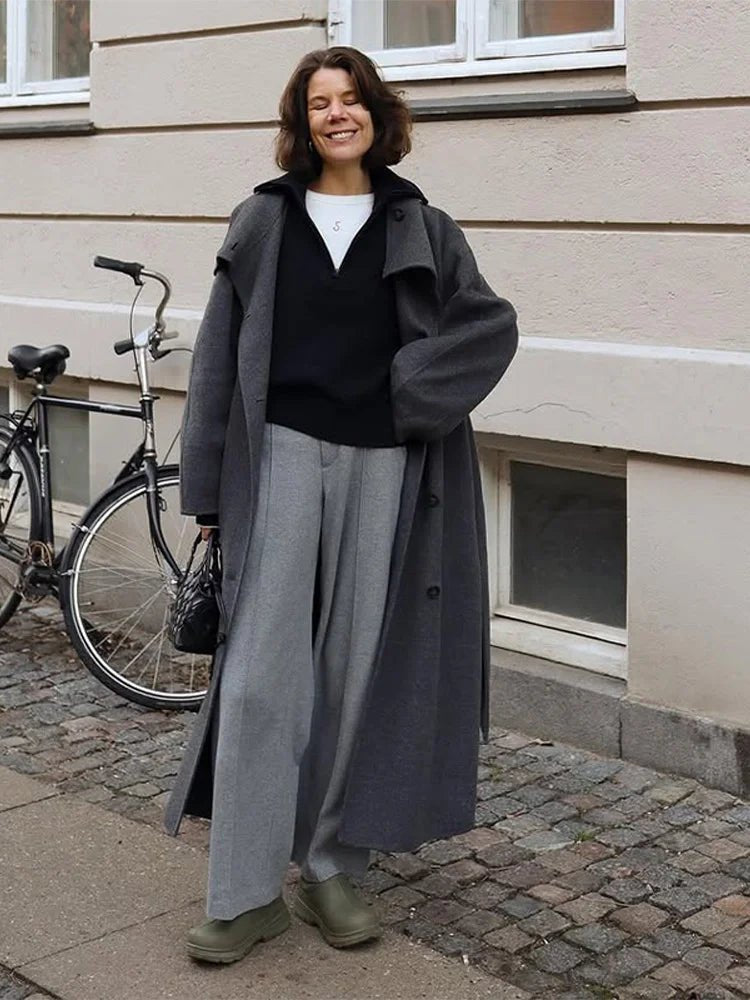 Sheryl Lange Jas met Opstaande Kraag en Ceintuur