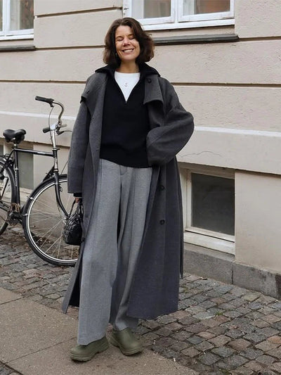 Sheryl Lange Jas met Opstaande Kraag en Ceintuur