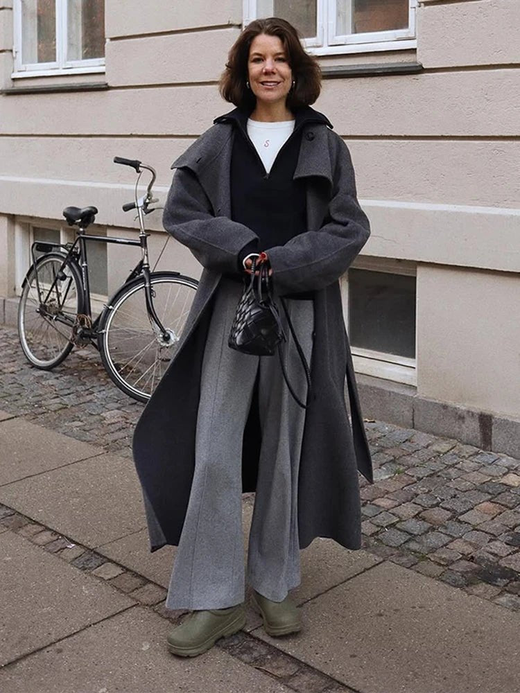 Sheryl Lange Jas met Opstaande Kraag en Ceintuur