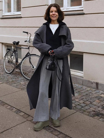 Sheryl Lange Jas met Opstaande Kraag en Ceintuur